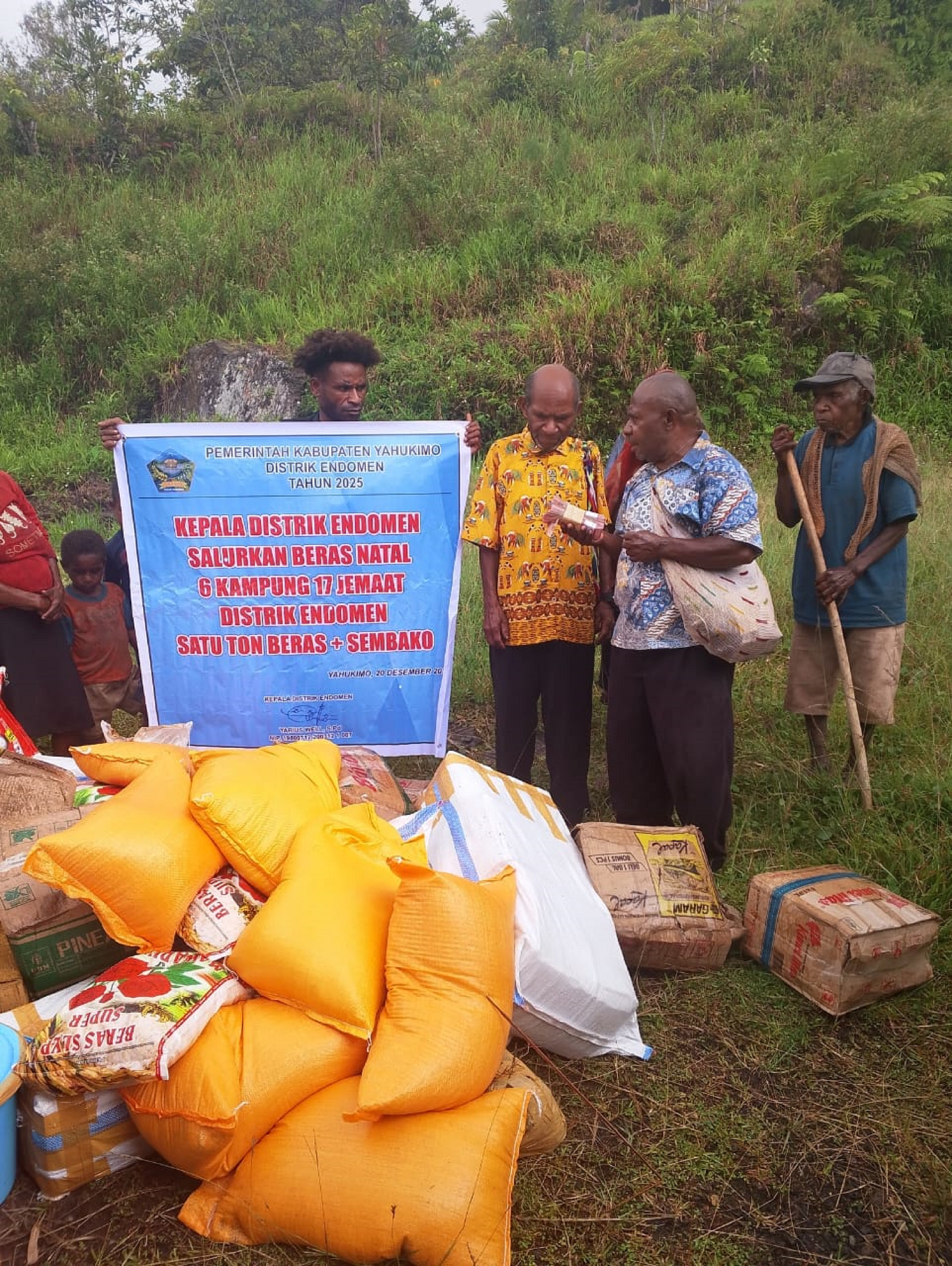 Kepala Distrik Endomem Yarius Well, S.Pd Salurkan Bantuan